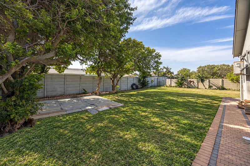 5 Bedroom Property for Sale in Bloubergrant Western Cape